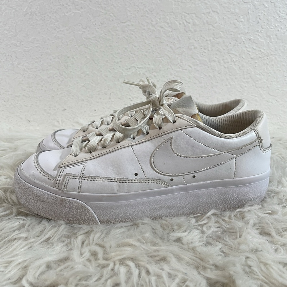 Nike Women's Blazer Low Platform Triple White Leather Sneaker Size 8 - Picture 8 of 12
